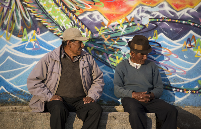 Homens no cais junto ao lago Titicaca