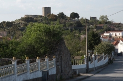 O castelo visto à entrada de Vilar Maior