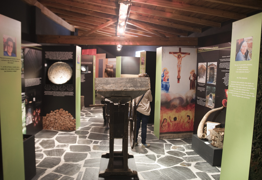Interior do Ecomuseu Tradições do Xisto em Aigra Nova