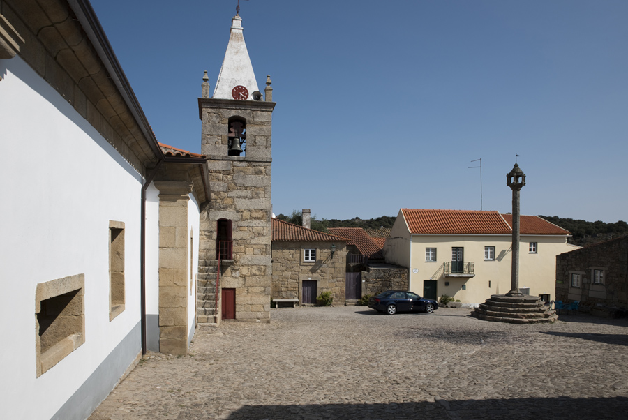 Largo da igreja com o pelourinho que é o mais alto de Portugal e com uma só pedra