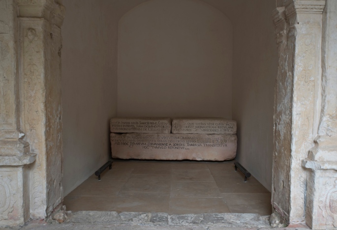 No claustro há vários túmulos. A estratificação social corresponde à ornamentação das pedras tumulares