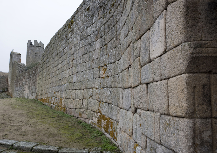 Muralha ao lado da Porta do Anjo da Guarda