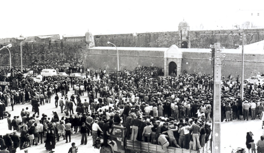 Populares aguardavam libertação dos presos políticos  em 26 de Abril de 1974. © Luís Correia Peixoto