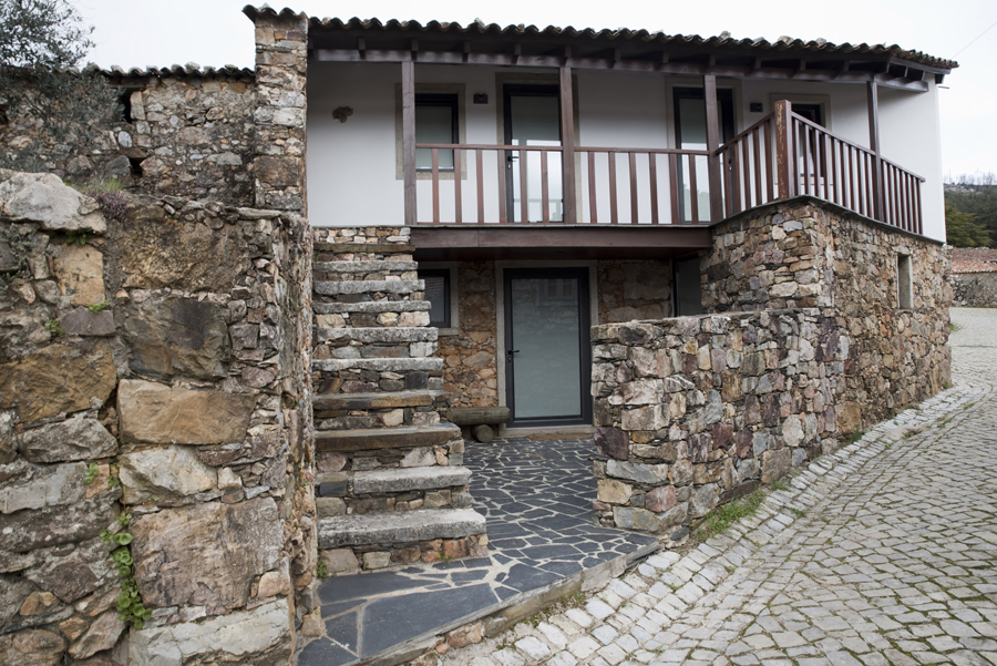 Casa tradicional recuperada para habitação nos dois pisos
