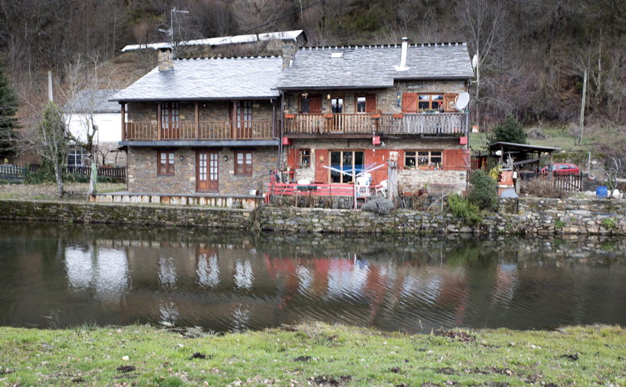 As casas tradicionais e o rio