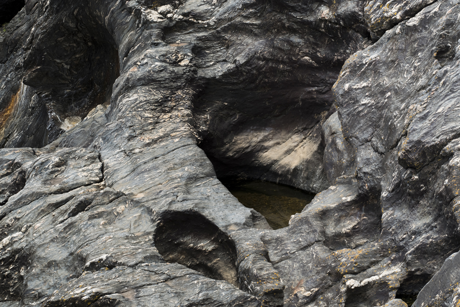 As rochas com concavidades provocadas pela erosão