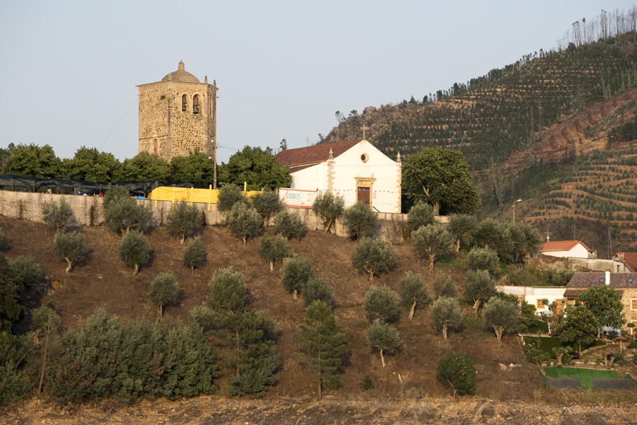 Torre templária ao lado da igreja