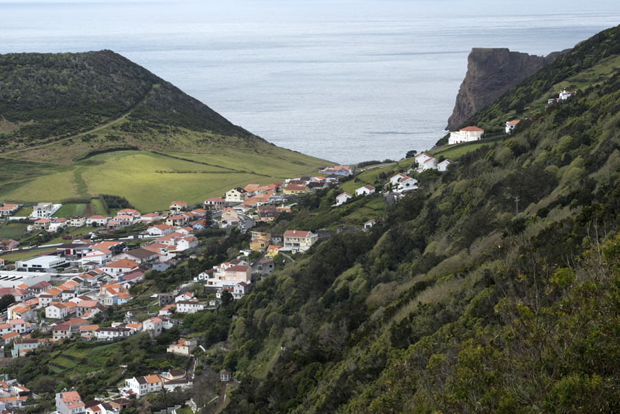 A ilha de S. Jorge tem poucas zonas planas para a agricultura
