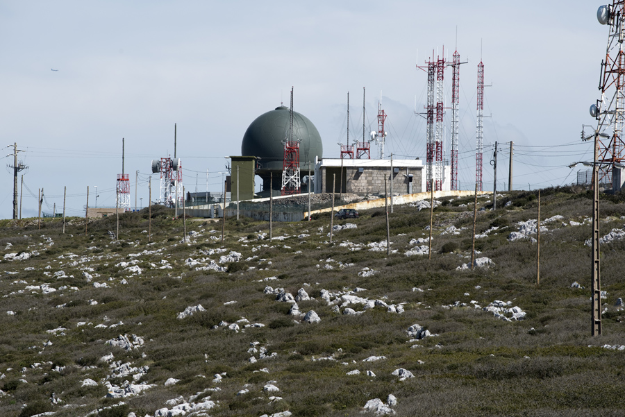 Emissores e radares no topo da serra