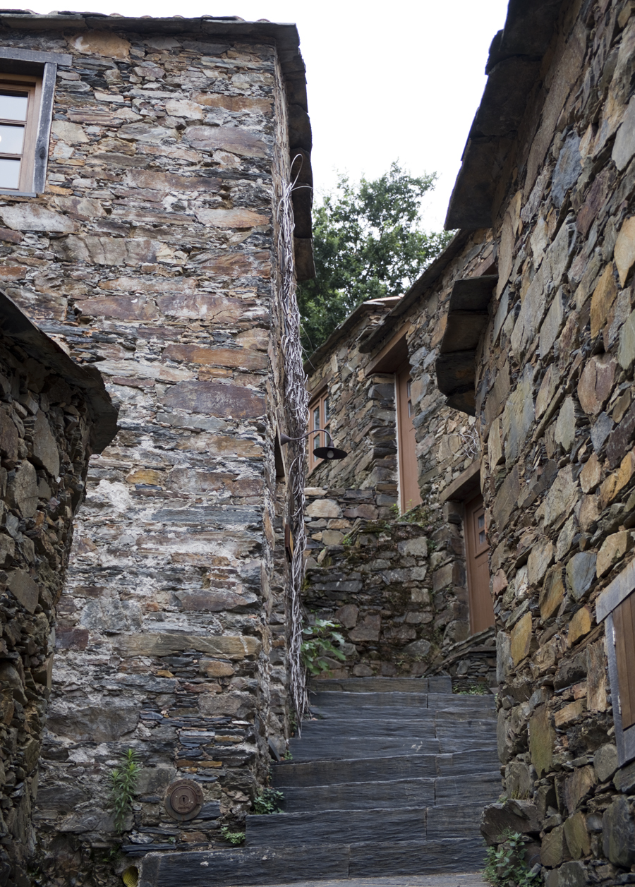 A escadaria que estrutura a aldeia e contorna as casas