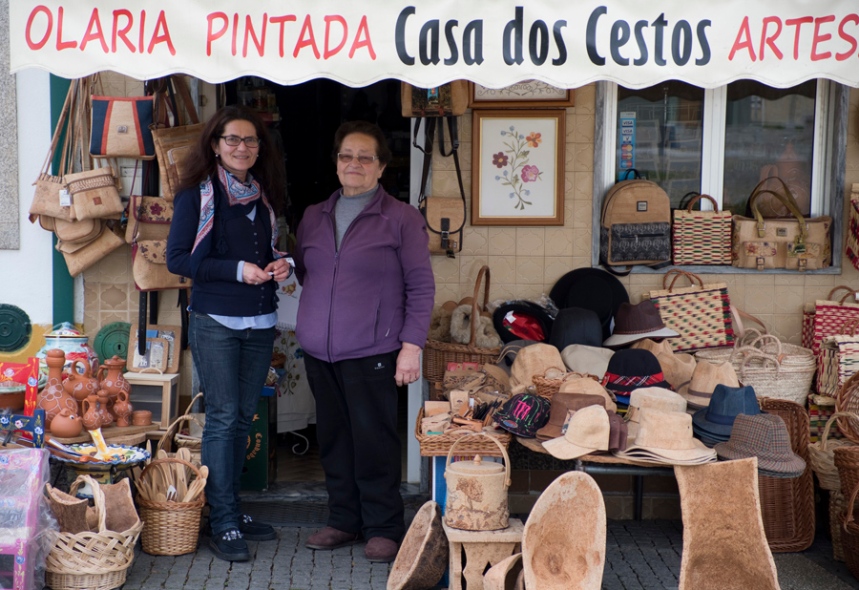 Isabel Pinheiro com a mãe, dona da loja de artesanato