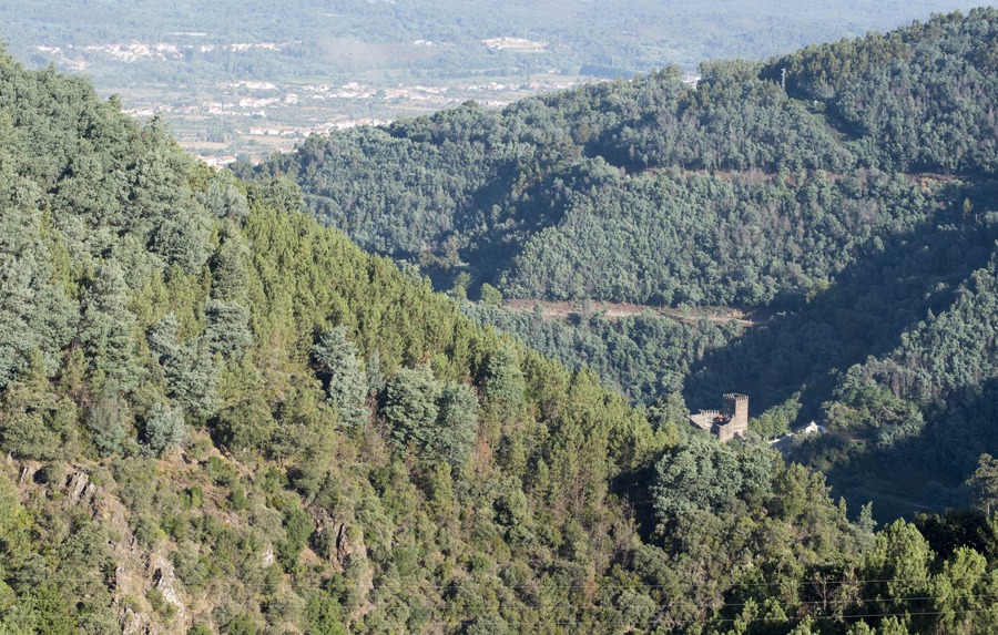 Vista para o castelo da Lousã que se encontra num vale