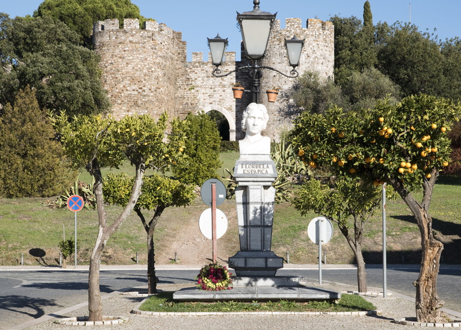 Busto de Florbela Espanca junto à entrada para o castelo