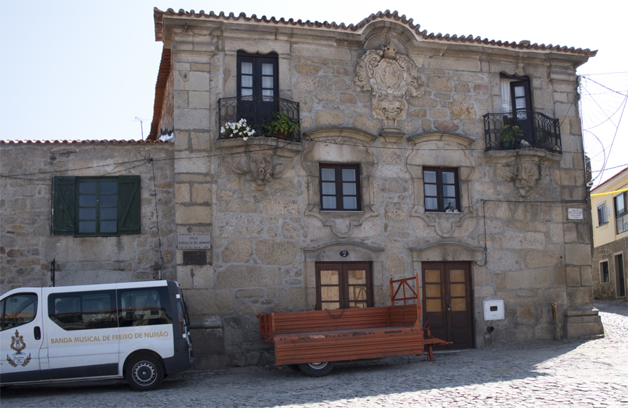 Casa apalaçada e também com brasão no Largo do Pelourinho