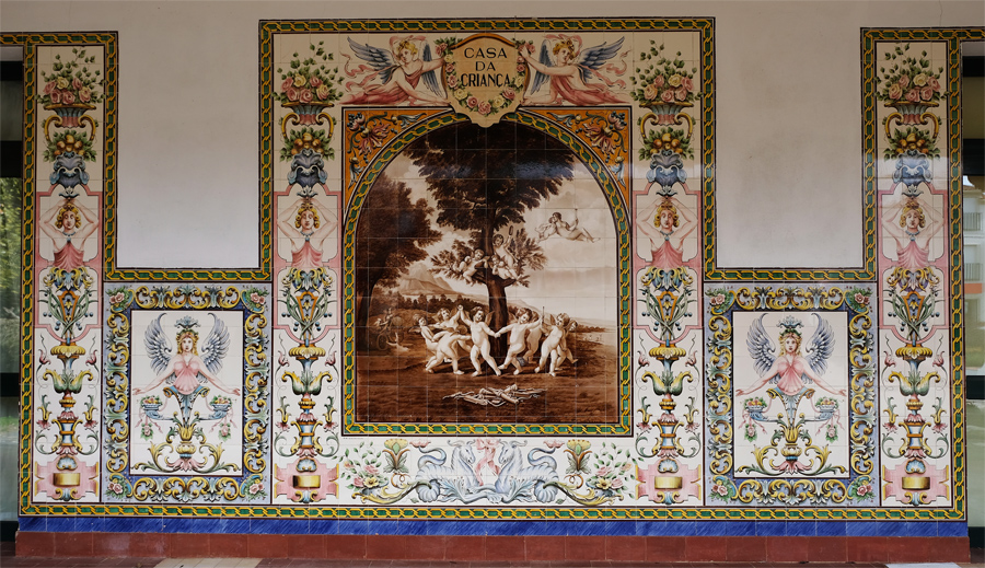 Painel de azulejos na Casa da Criança de Castanheira de Pera