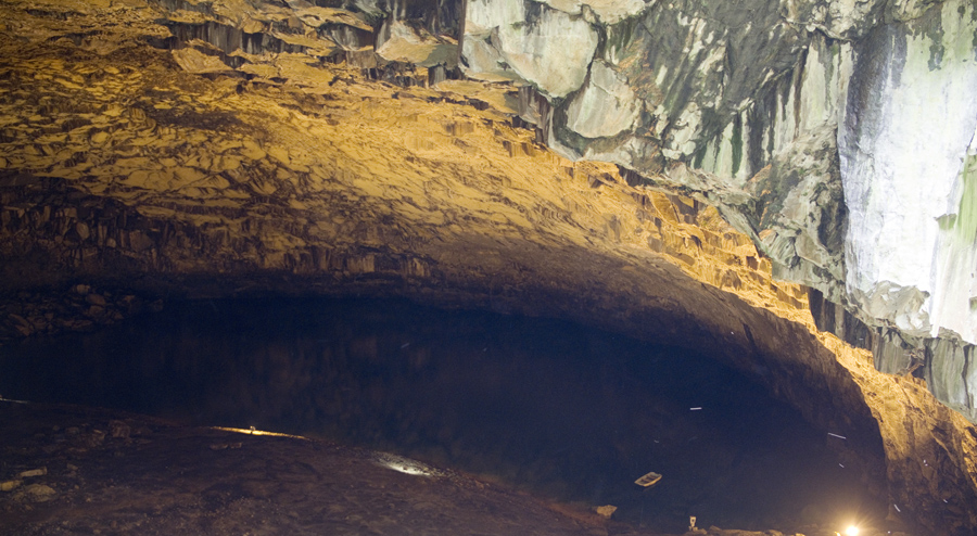 Lagoa no interior da gruta