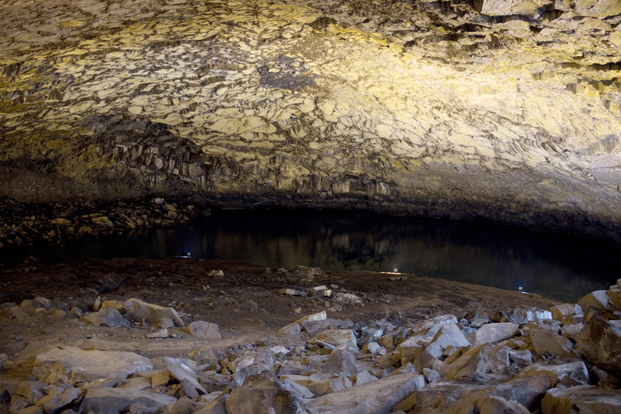 A lagoa onde se junta à base da gruta