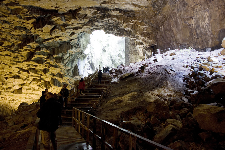 Um passadiço atravessa a gruta