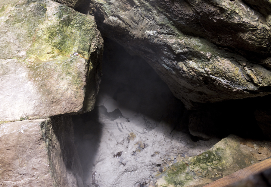 A fumarola que está no interior da gruta