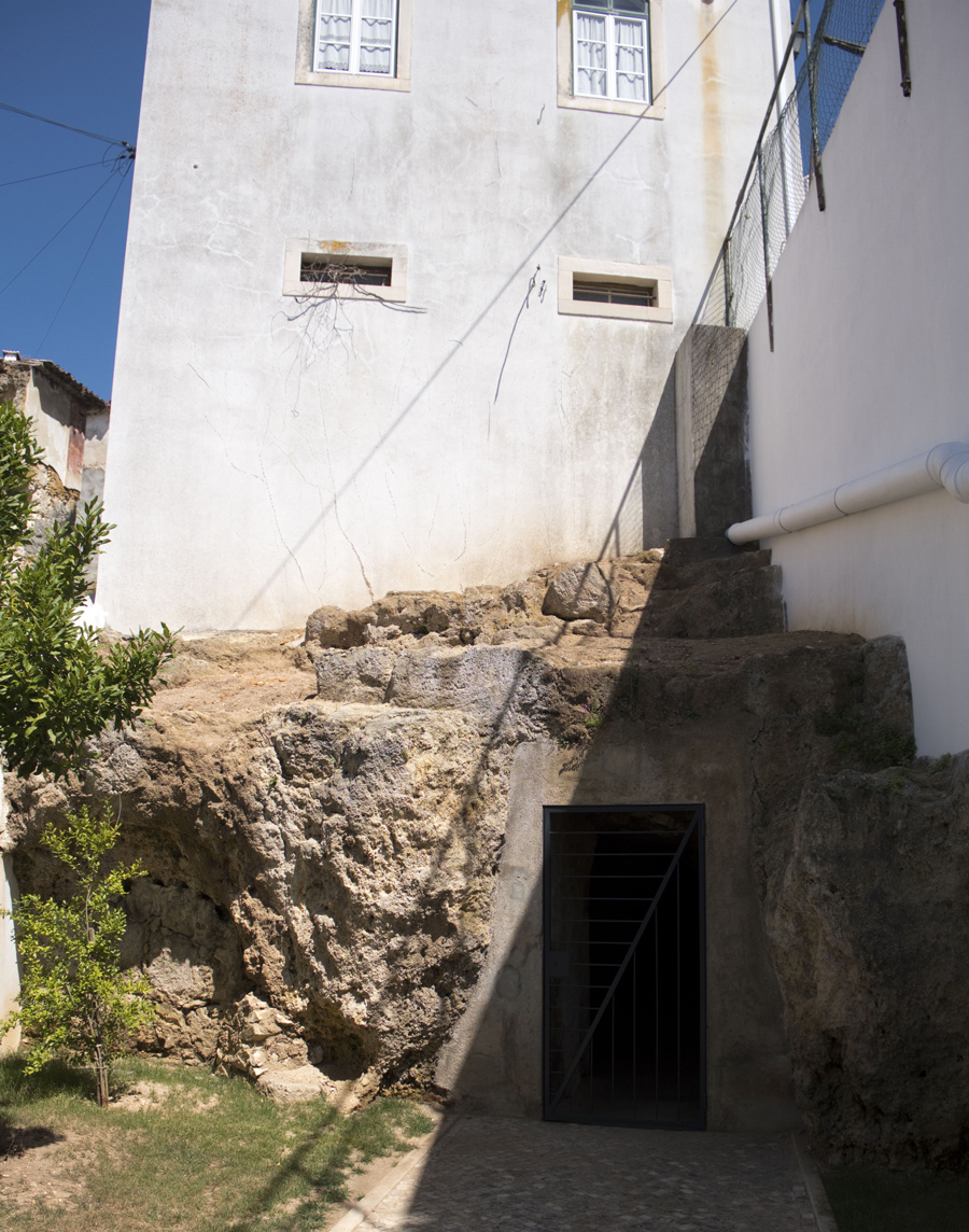 A antiga entrada da gruta suporta um edifício de vários andares