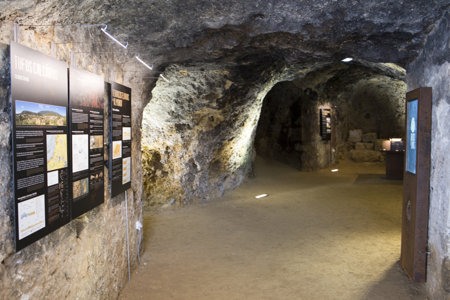 Entrada com informação sobre as grutas