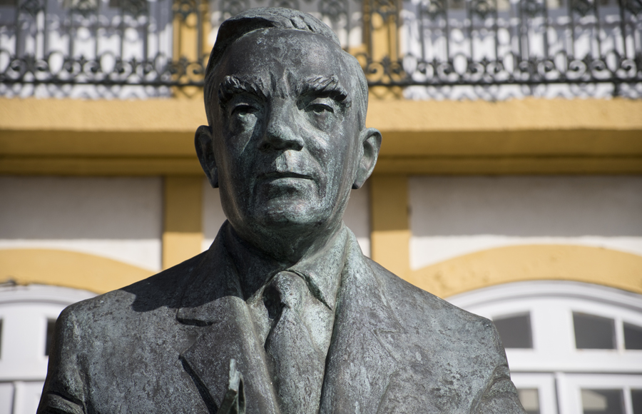Busto de Vitorino Nemésio em frente da Casa da Tias