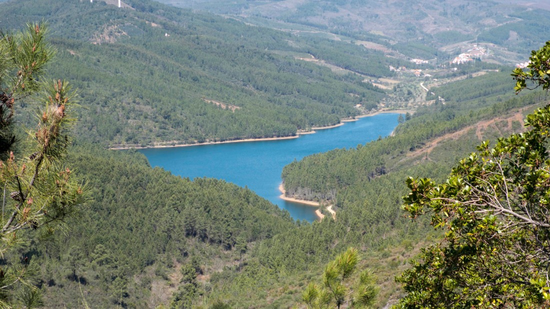 Vista da serra da Malcata para a barragem