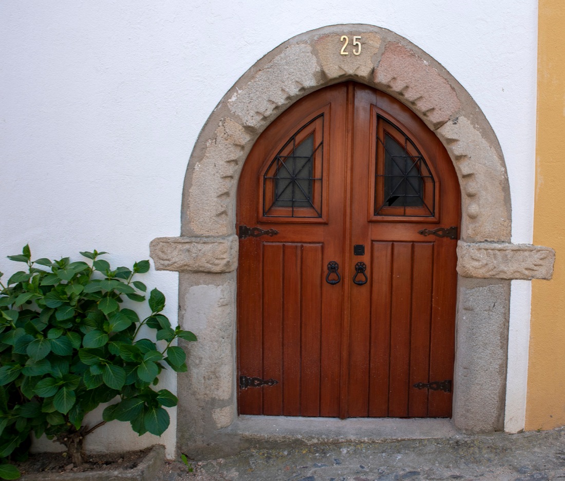 Uma das dezenas de portas góticas