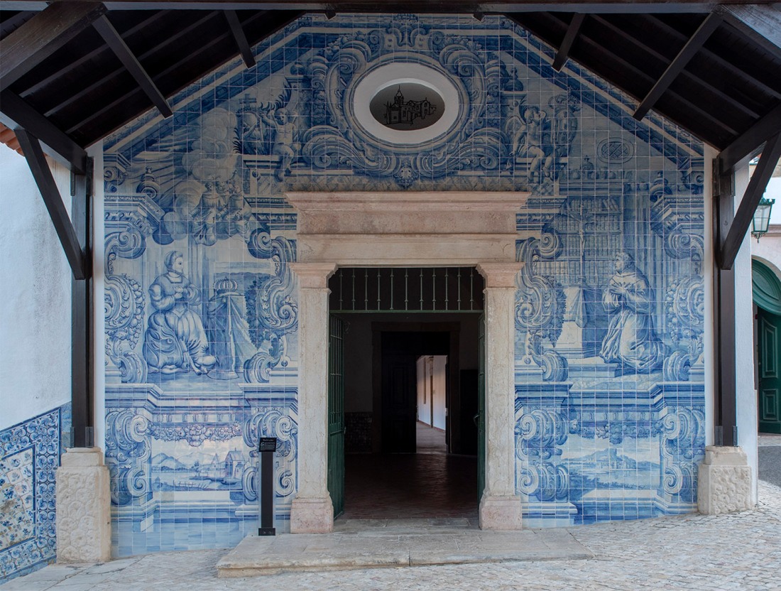 Painel de mosaicos na entrada para os claustros do Convento de S. Francisco