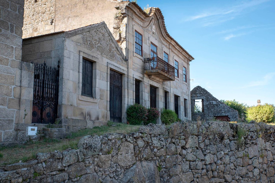 Algodres tem um centro histórico com casas tradicionais