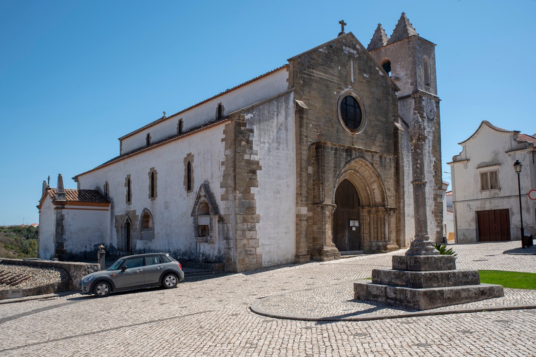 O pelourinho e a igreja onde está o fundador dos Ataíde