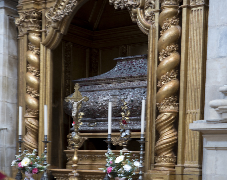 Túmulo em prata de Santa Teresa, irmã de mafalda, no Mosteiro de Lorvão