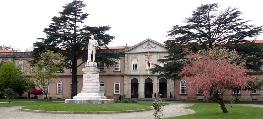 Estátua do Conde de Ferreira em frente do Hospital