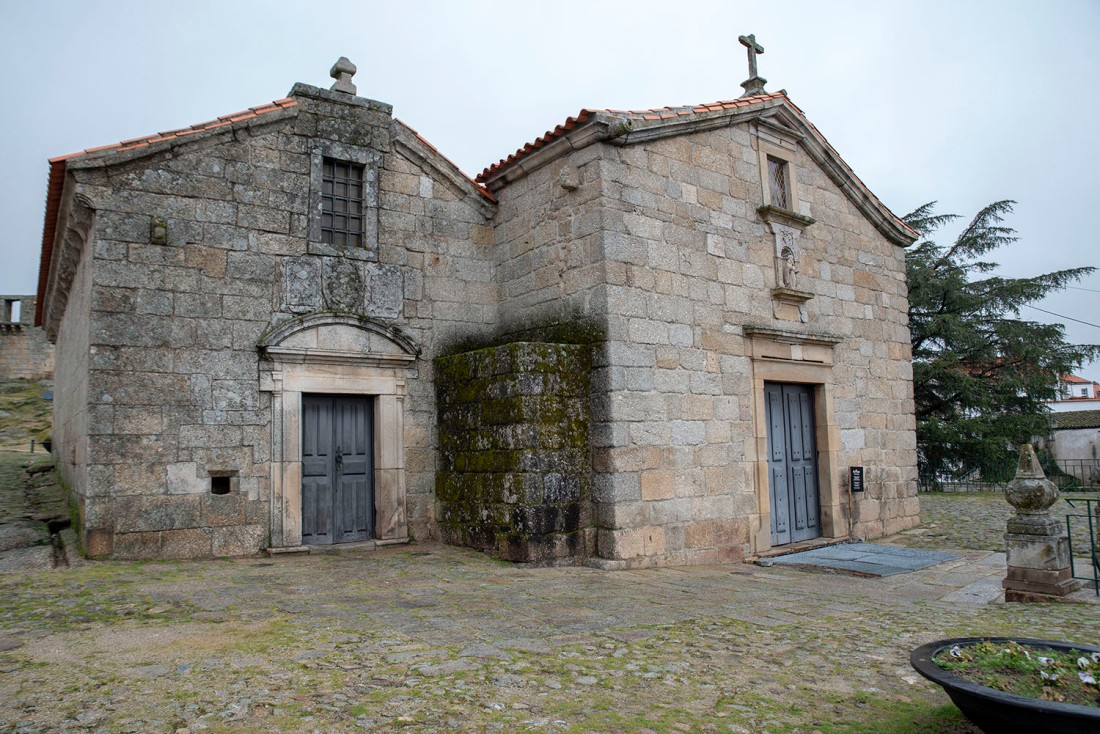 Igreja de S. Tiago e panteão dos Cabrais